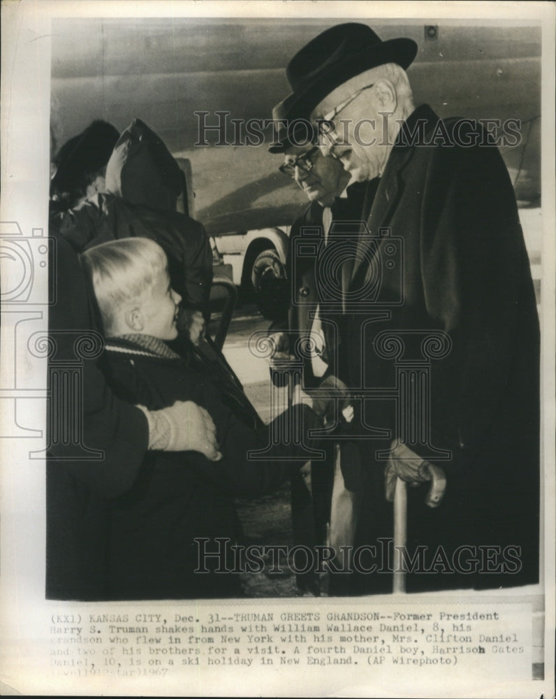 1967 Press Photo Harry Truman Shakes Hands With William Wallace Daniel-Grandson - Historic Images