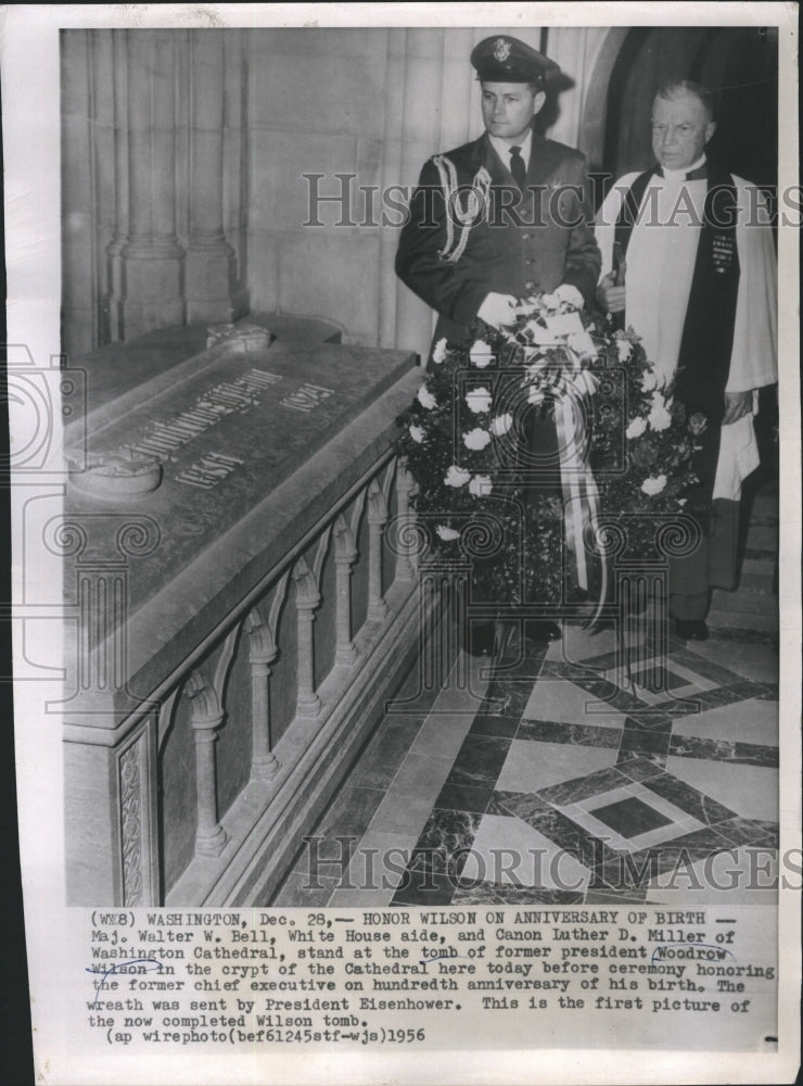 1956 Press Photo Maj. Walter Bell and Luther Miller at Tomb of Woodrow Wilson - Historic Images