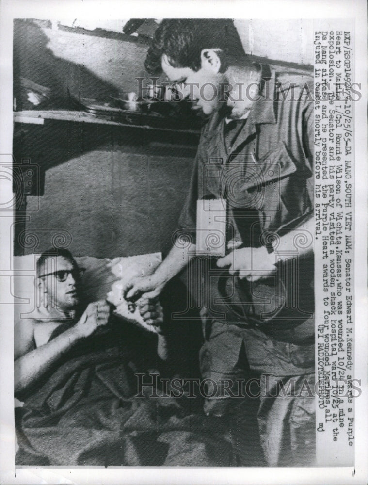 1965 Press Photo Senator Edward M. Kennedy presents purple heart to ronnie Wilso - Historic Images