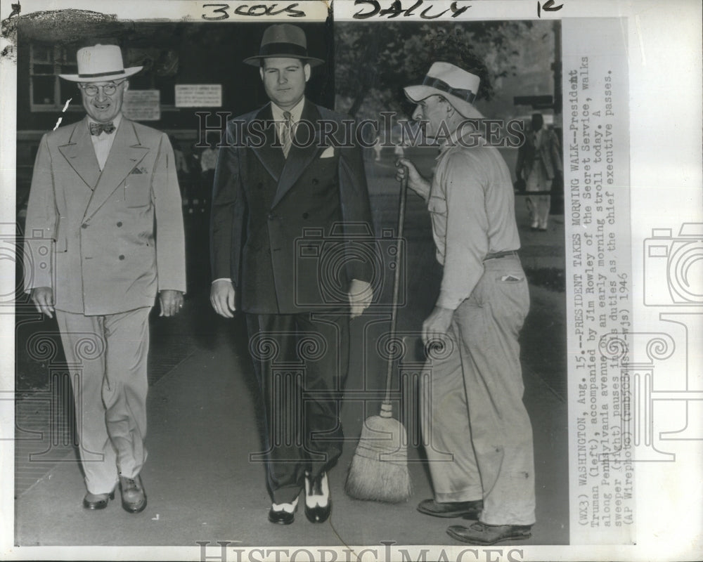 1946 Press Photo President Truman, Jim Rowley take an early morning stroll - Historic Images