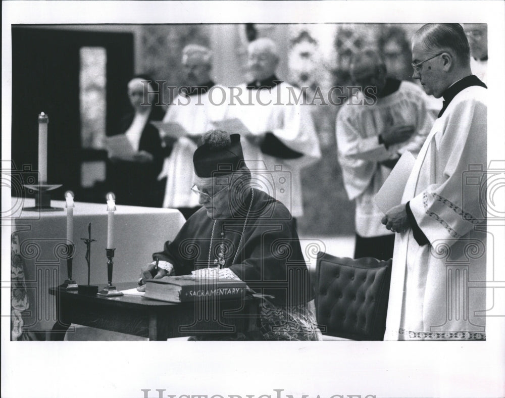 1989 Press Photo Bishop Alfred L. Abramozwicz. - RSH05503 - Historic Images