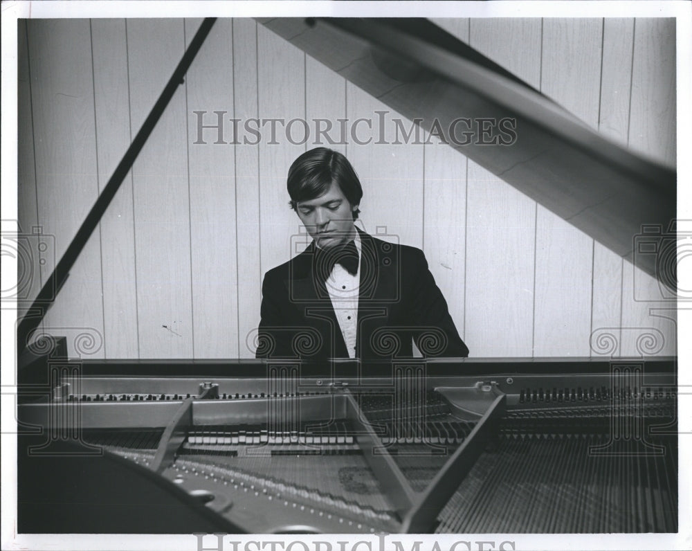1977 Press Photo Paul Ridgway, pianist. - Historic Images