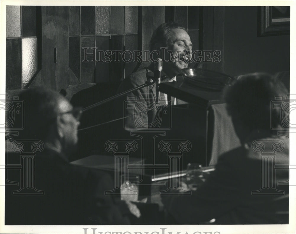 1984 Press Photo Buddy Charles At The Piano Bar - Historic Images