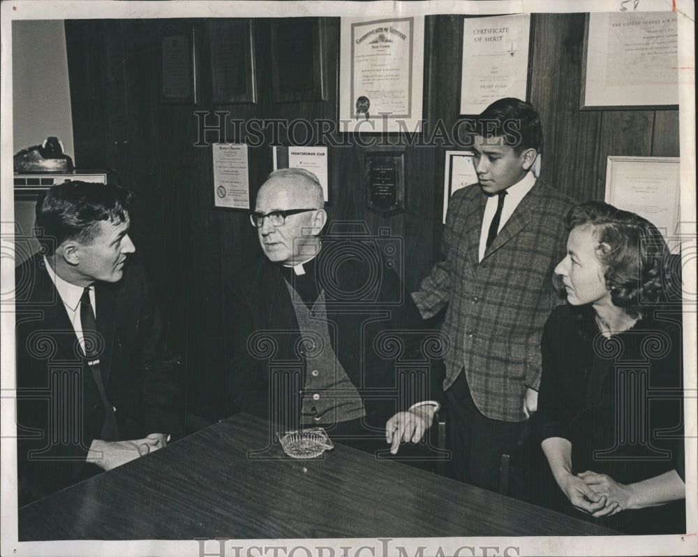 1966 Press Photo Bishop Dan Stuyvenberg - Historic Images