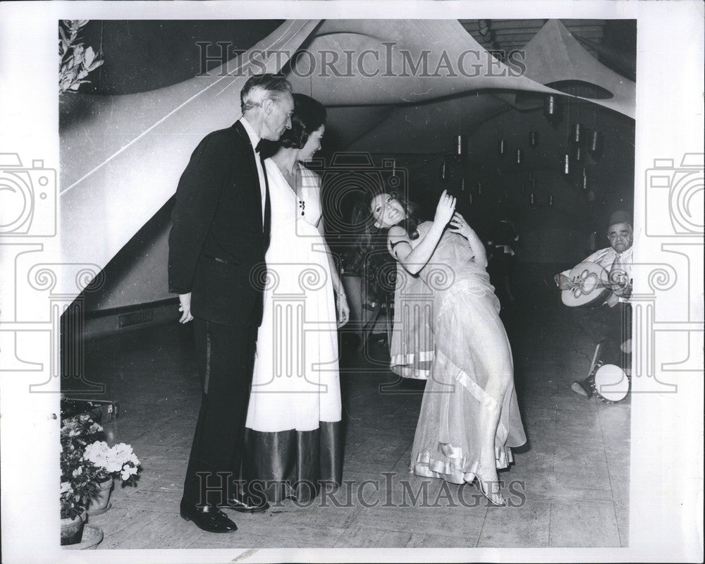 1972 Press Photo of Mr. and Mrs. Richard Strickland watching a belly dancer - Historic Images