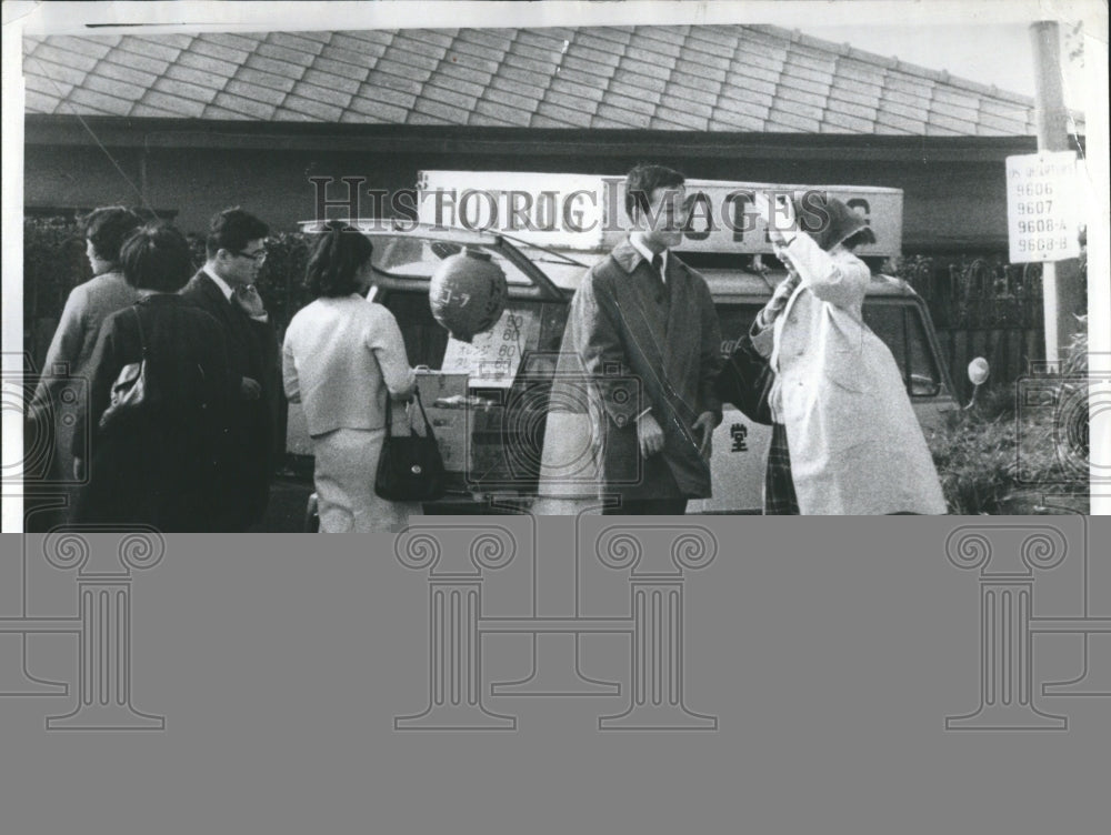 1971 Press Photo Japanese Tourists stop for lunch - RSH05793 - Historic Images