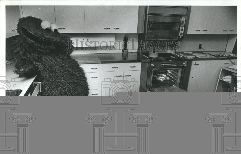 1981 Press Photo of Sesame Street&#39;s Cookie Monster eying cookies in test kitchen - Historic Images