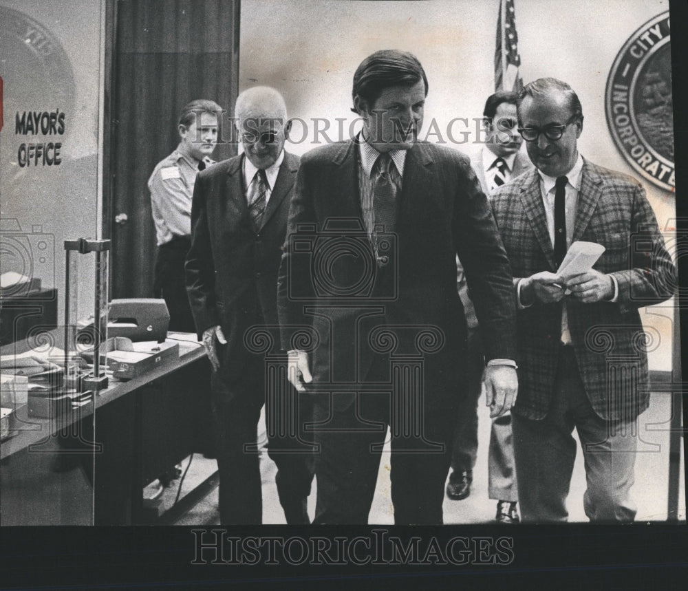 1971 Press Photo of Sen. Ted Kennedy leaving Mayor Richard Daley&#39;s office - Historic Images