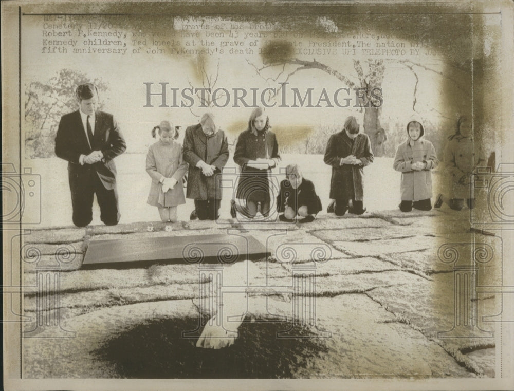 1968 Press Photo Edward M. Kennedy and family at John F. Kennedy&#39;s grave - Historic Images