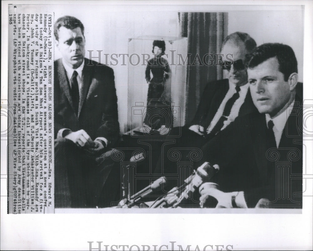 1965 Press Photo Sen. Edward Kennedy holds Saigon news conf. - Historic Images