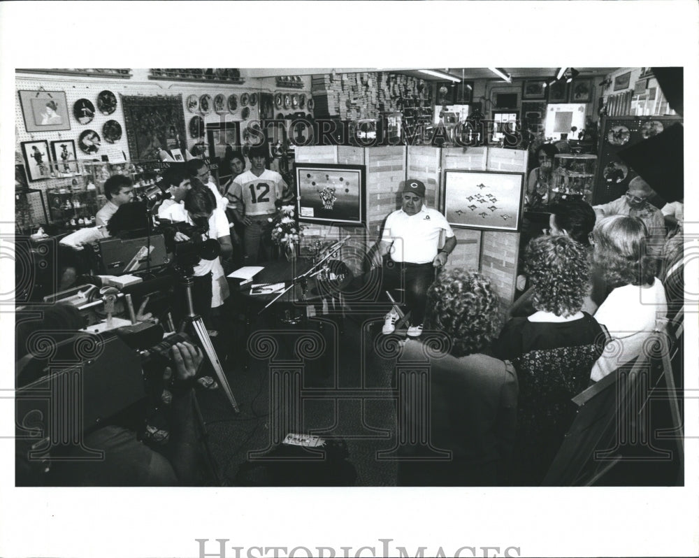 1983 Press Photo Comedian and Artist Jonathan Winters - Historic Images