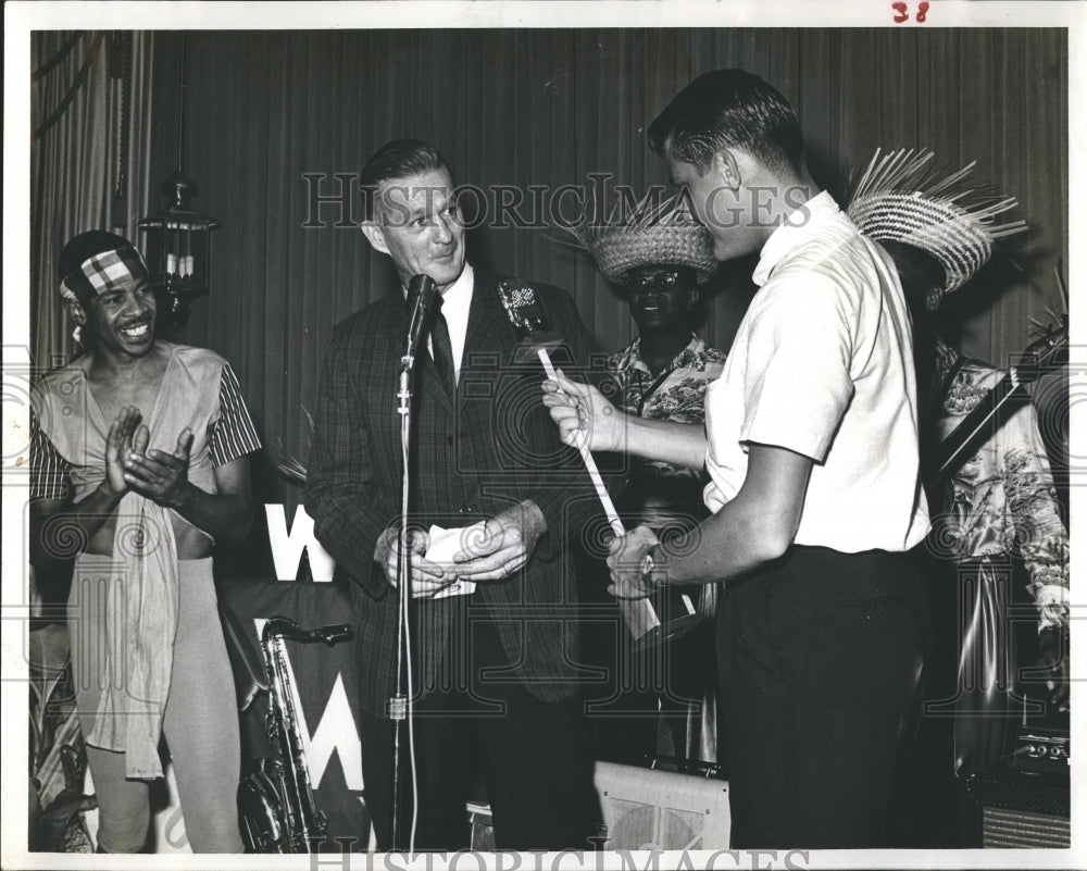 1963 Press Photo St Petersburg Presents Bamboo Mike To Bill Winters WLCY - Historic Images