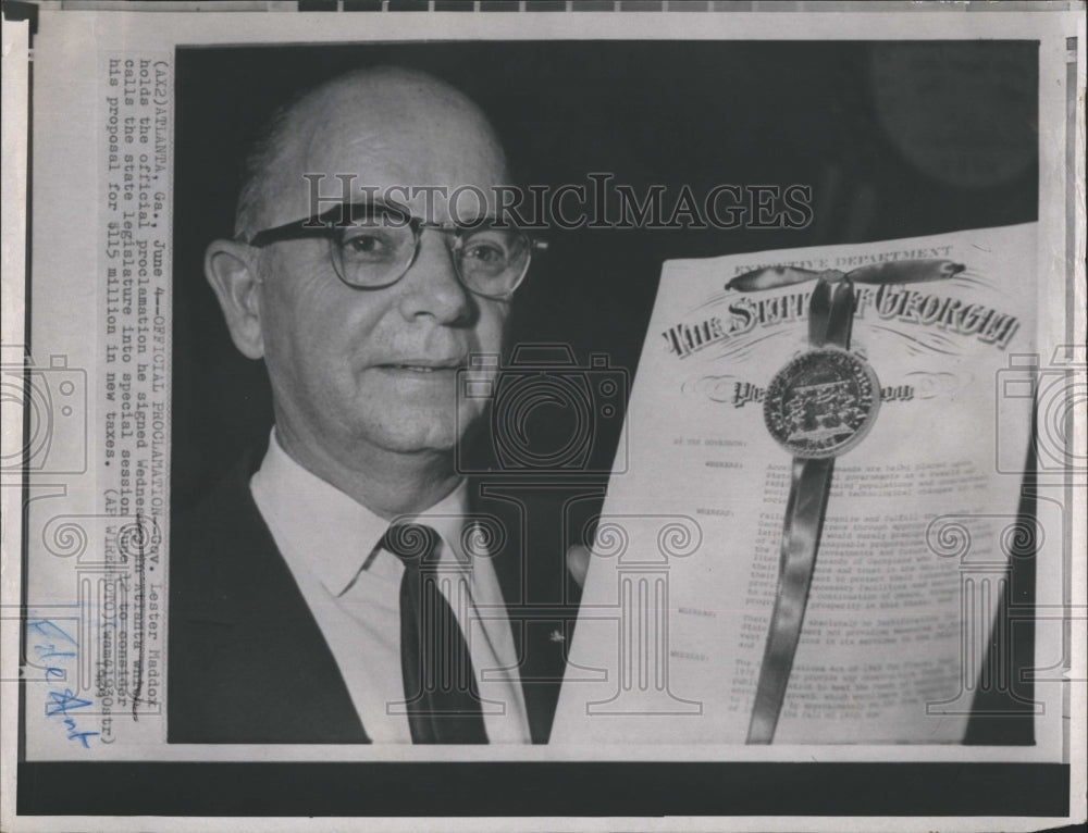 1930 Press Photo Gov. Lester Madox with proclamation he singed - Historic Images