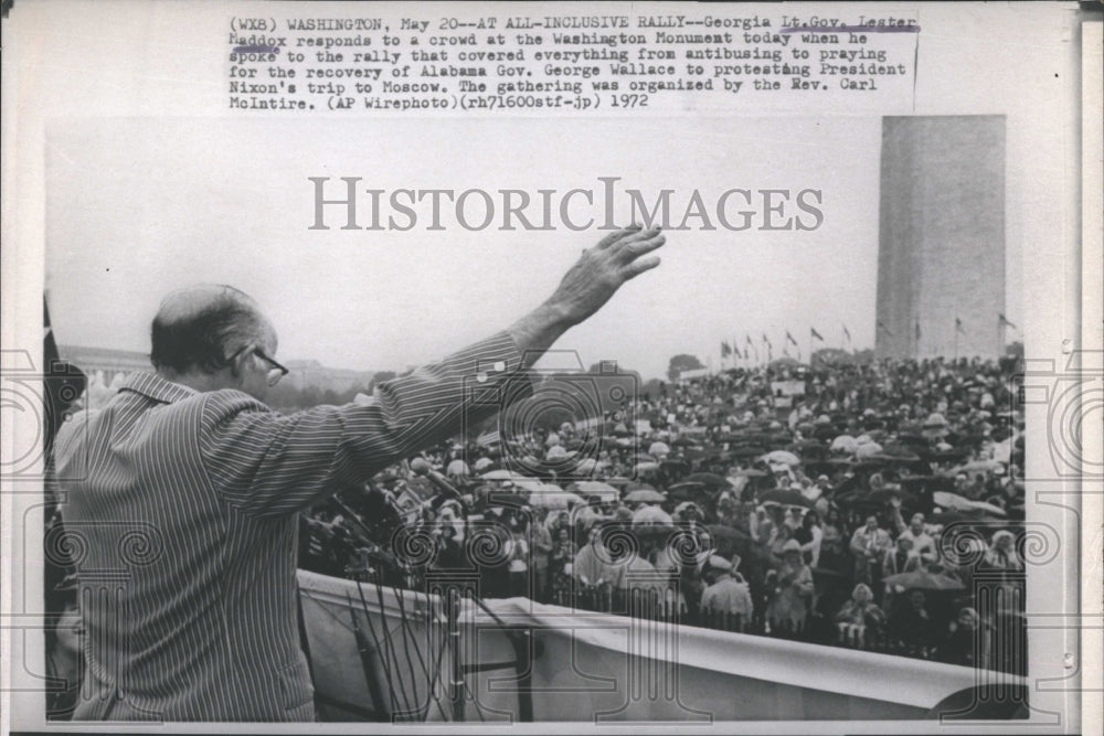 1972 Press Photo Lt. Gov. Lester Maddox responds to crowd at Washington Rally - Historic Images