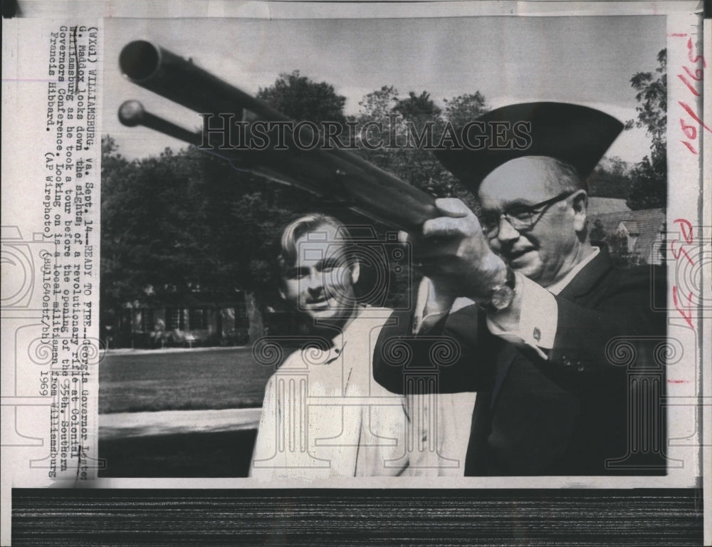 1969 Press Photo Georgia Gov. Lester Maddox holding a revolutionary rifle - Historic Images