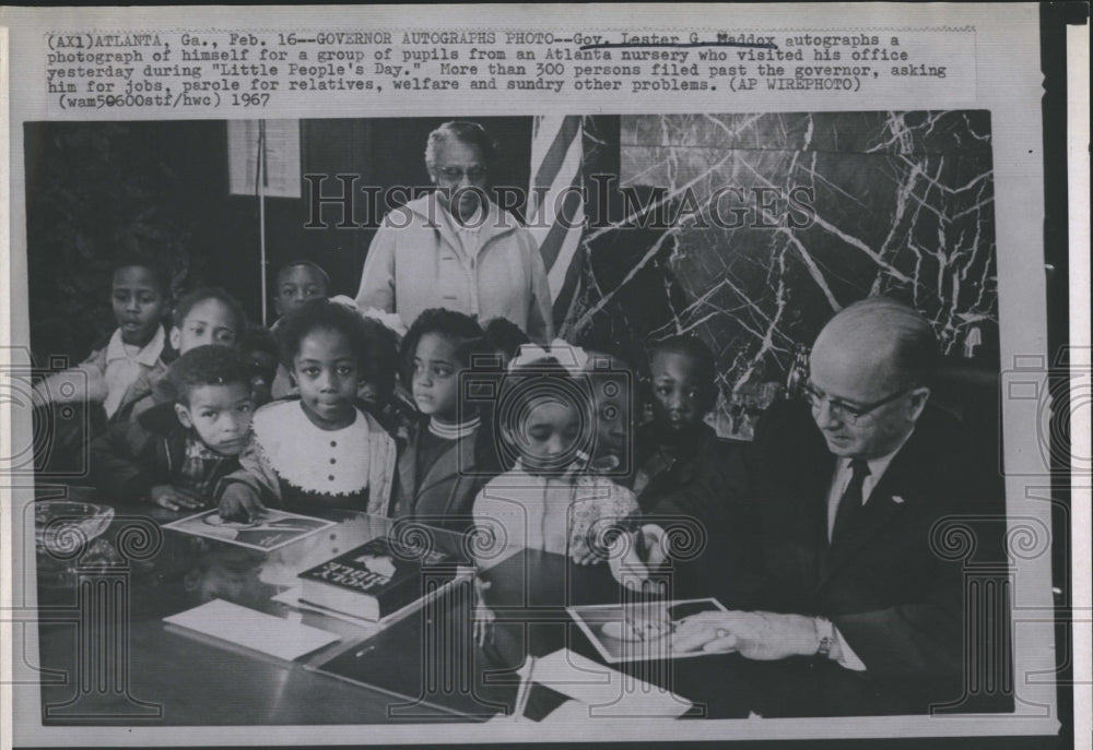 1967 Press Photo Governor Maddox autographs photo - RSH06379 - Historic Images