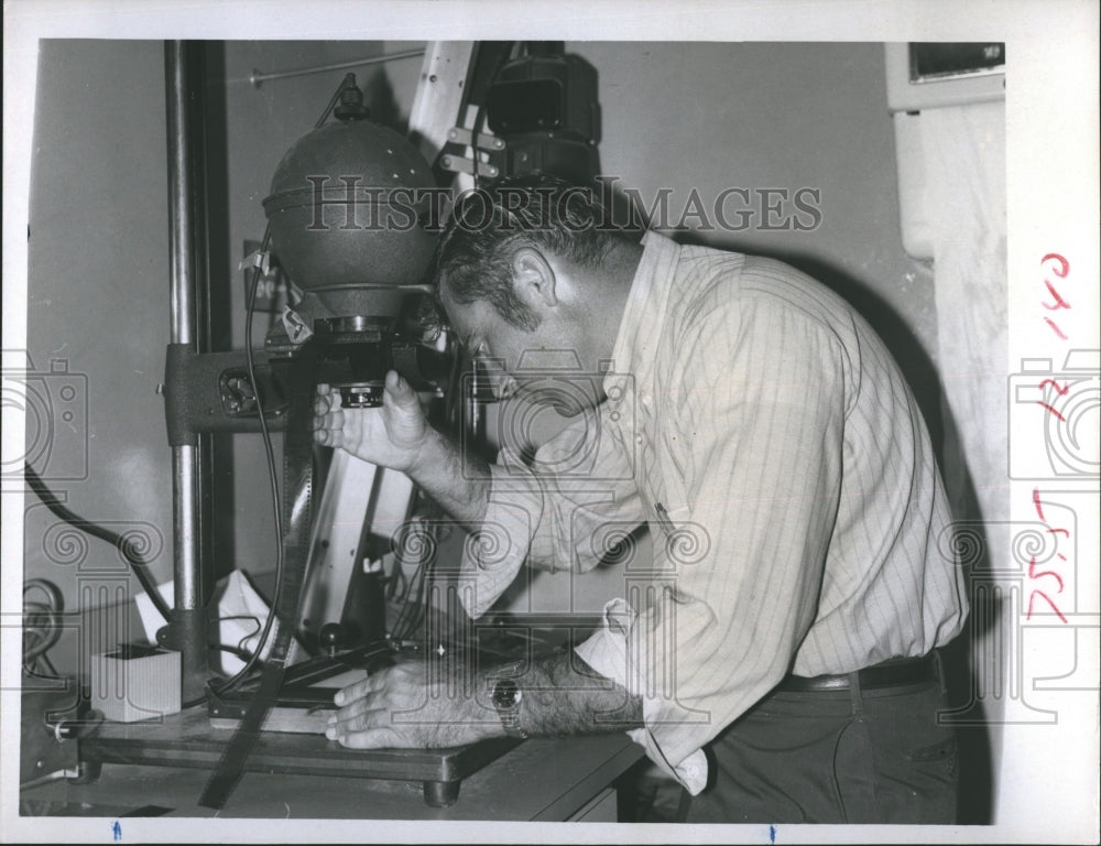 1969 Press Photo Man With Machine - Historic Images