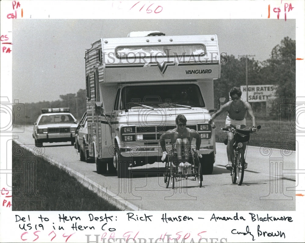 1985 Press Photo Rick Hansen rolls down U S 19 in Hernando County - Historic Images