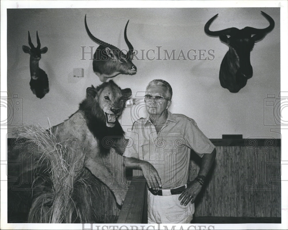 1983 Press Photo Lee Hanna's home with collection of prize animals - RSH06415 - Historic Images