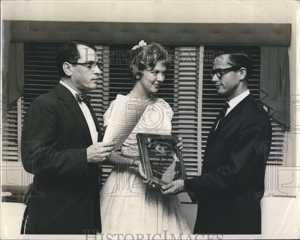 Press Photo Leslie Hanna retiring president - Historic Images