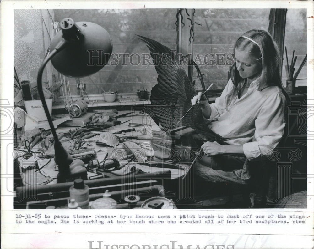 1985 Press Photo Artist Lynn Hannon Working on bird sculpture - Historic Images