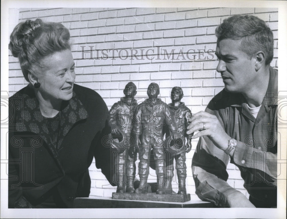 1969 Press Photo Virginia Salerne &amp; John Johnson look over Astronaut Sculpture - Historic Images