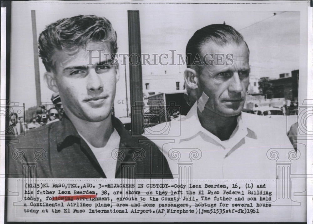 1961 Press Photo Father and Son En route to Jail After Taking Hostages on Plane - Historic Images