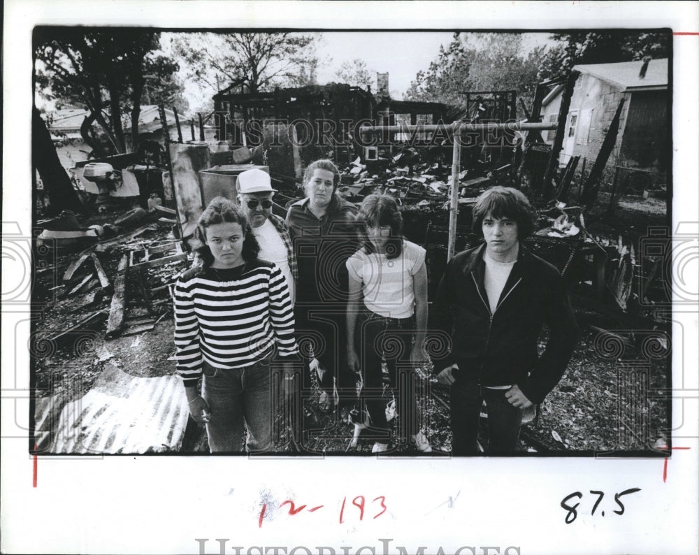 1983 Press Photo Beal Family in front of their burned down house - Historic Images