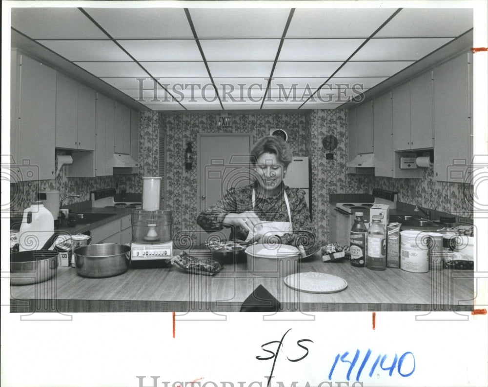 1985 Press Photo Lee Ann Beauchamp Teacher Cooking Adult Ed. Pinellas County - Historic Images