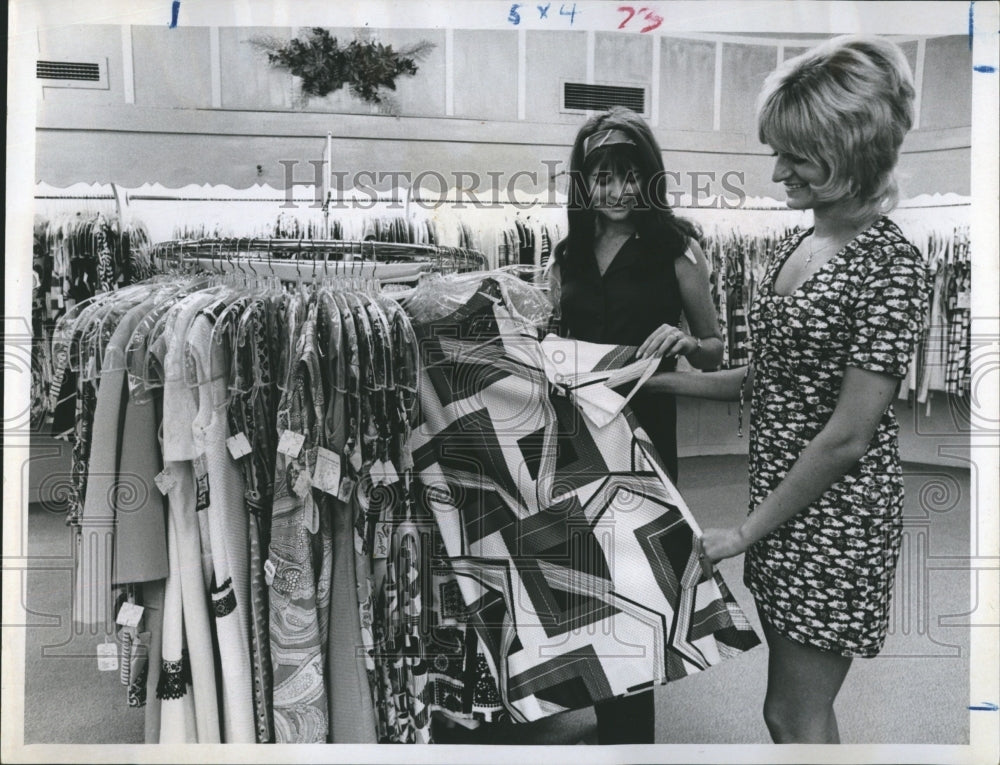 1971 Press Photo Two Women Shopping For Dresses - RSH06535 - Historic Images