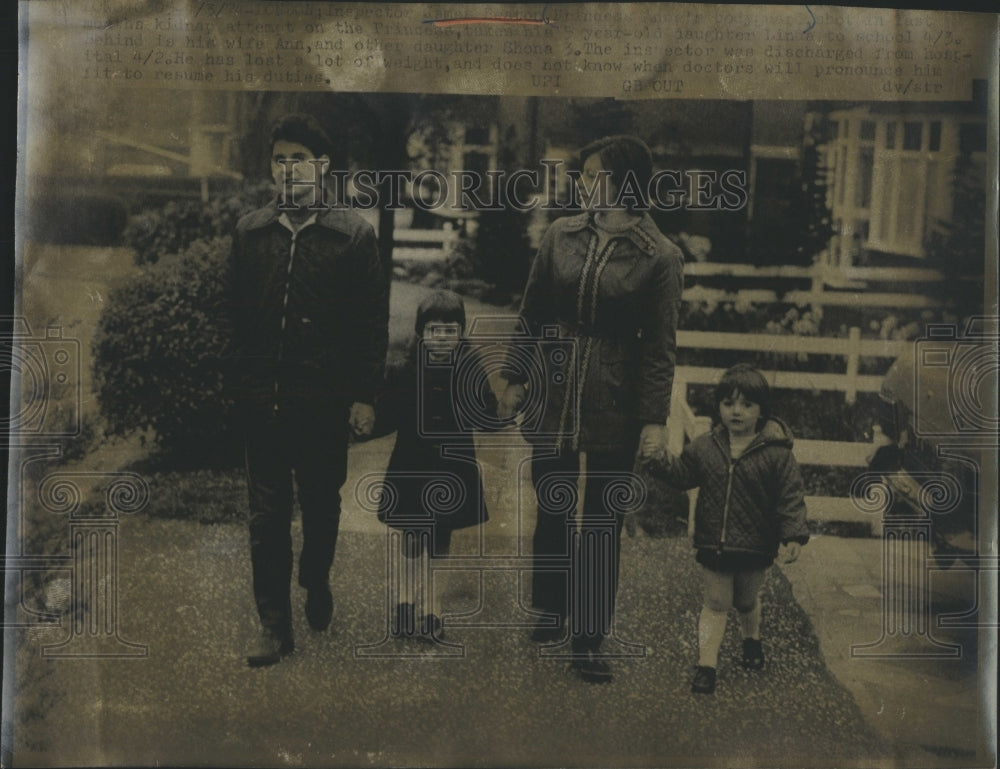 Press Photo Family walking down sidewalk - Historic Images