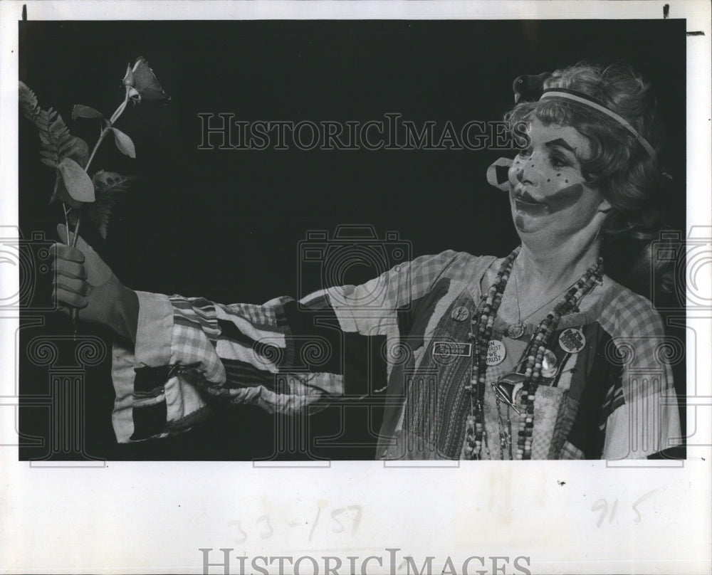 1977 Press Photo Polly The Clown Serves Her Country as Spec. Arlene J. Malloy - Historic Images