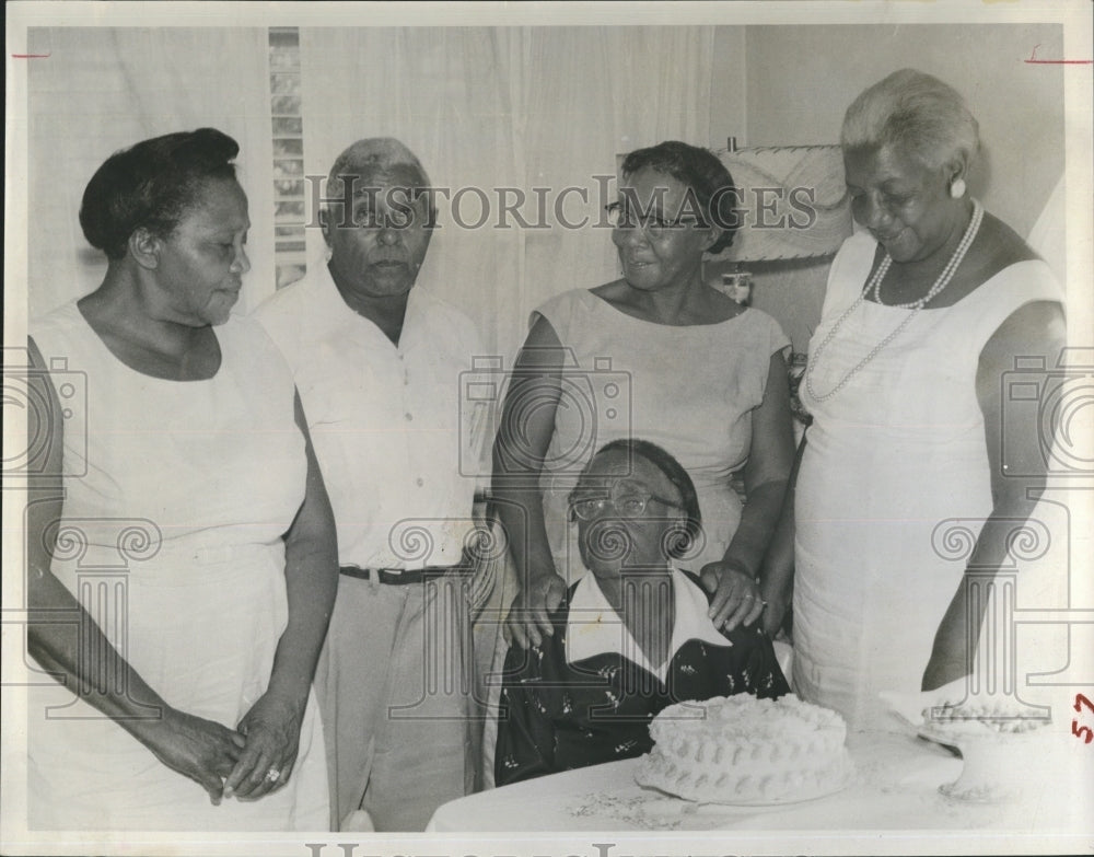 1961 Press Photo Mrs. Annie Mallett Celebrates 85th Birthday With Family - Historic Images