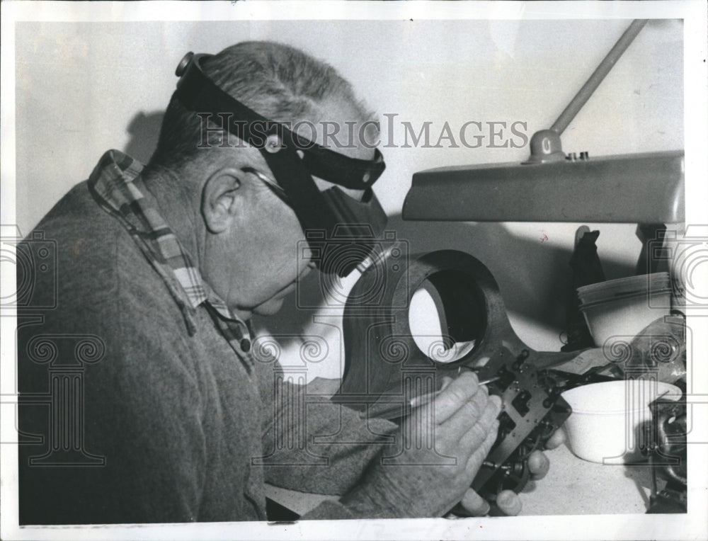 1979 Press Photo E. W. Palmer Uses Patient Skill Practicing Clock Repair Hobby - Historic Images