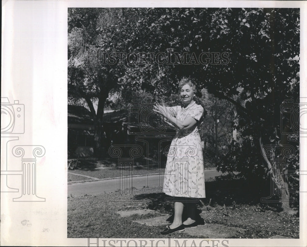 Press Photo Mrs. BY Palmer Banana Shrug - Historic Images