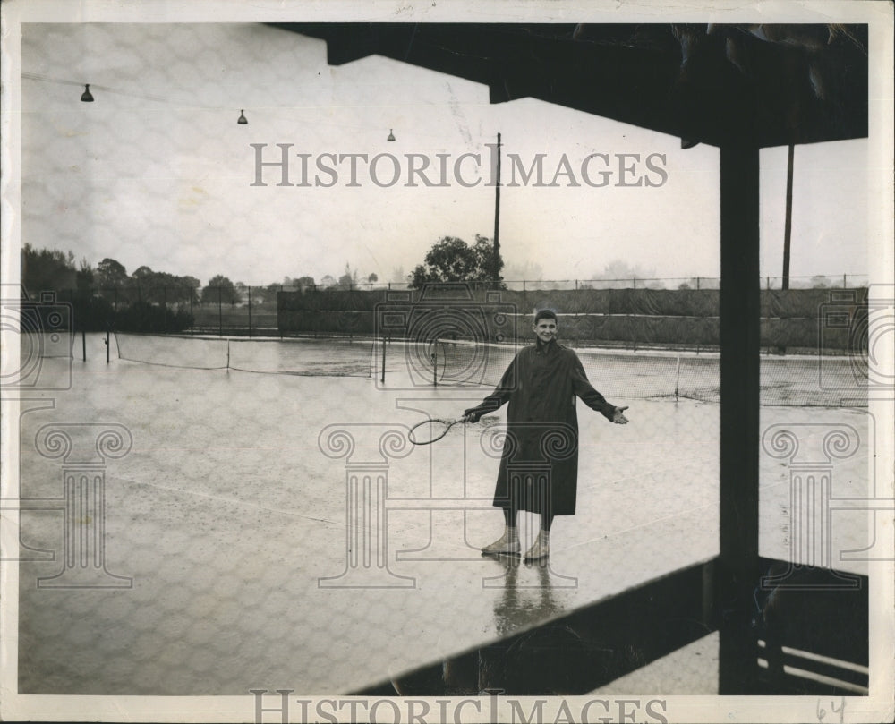 1949 Press Photo Ivey Wilson Plays In Rain At Eighth Annual Times Tennis Tourney - Historic Images