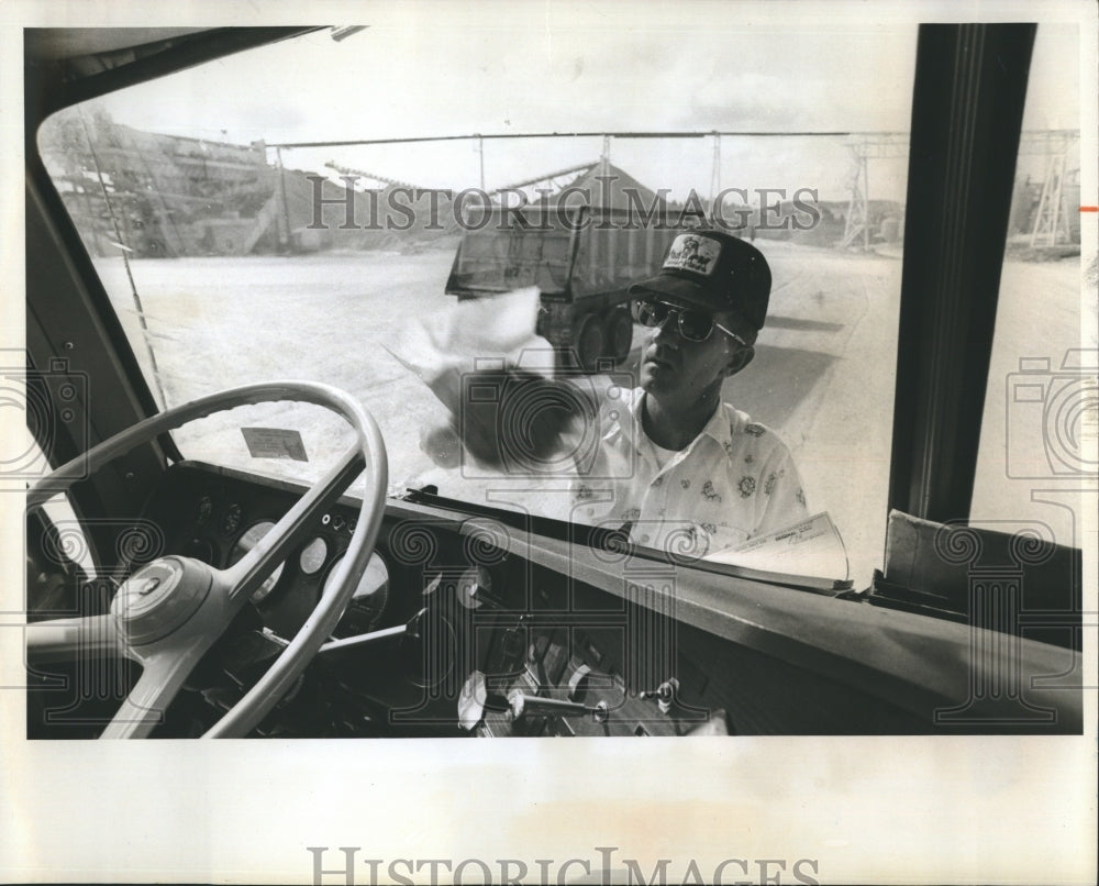 1976 Press Photo Glen Wilson cleans windows - RSH06793 - Historic Images