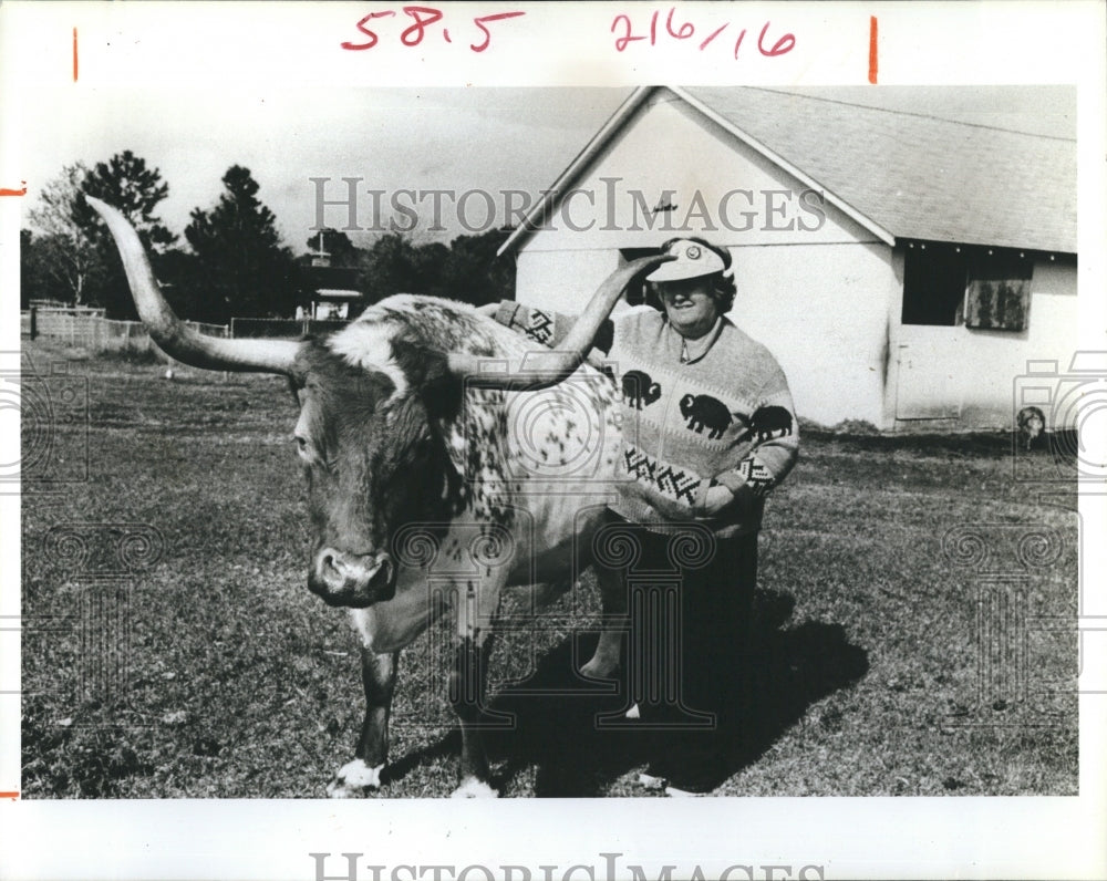 1986 Press Photo Mary Lou Beam And Steer Twister In Palm Harbor Farm FL - Historic Images