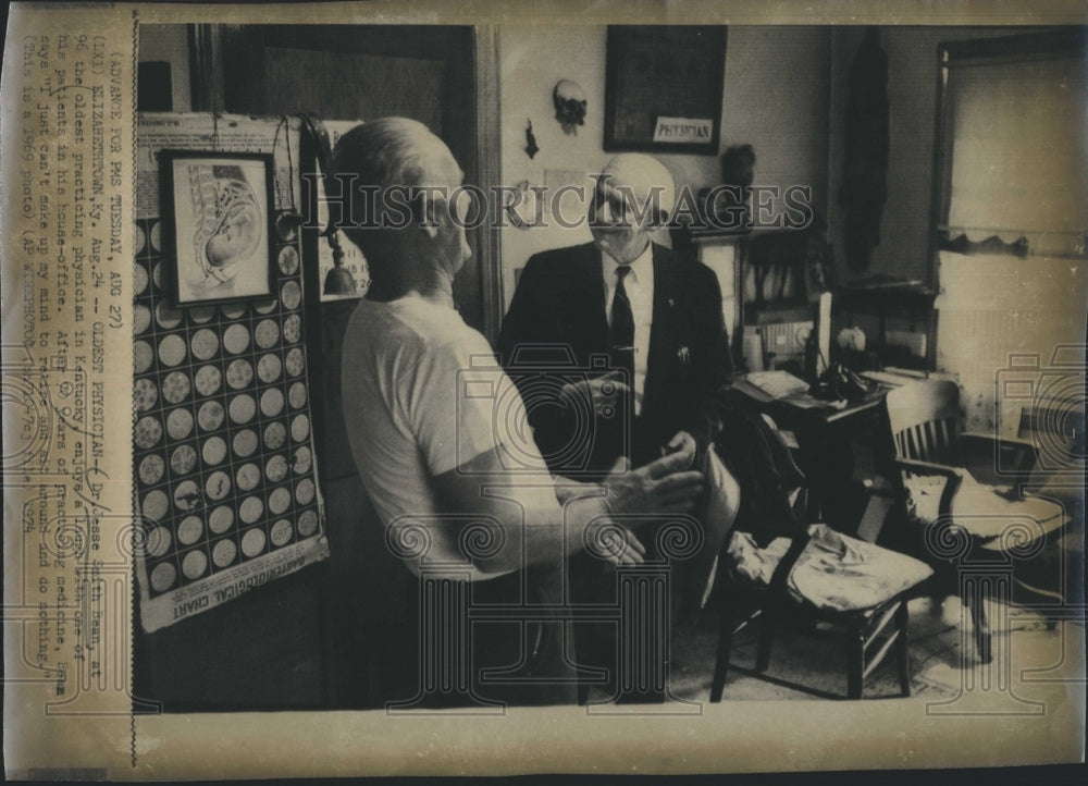1974 Press Photo Dr Jesse Smith Bean 96 Oldest Practicing Physician Elizabethtwn - Historic Images