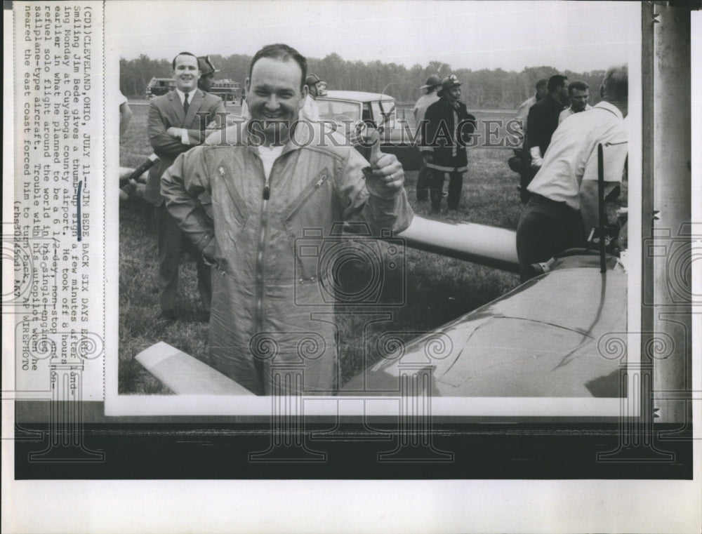 1967 Press Photo Jim Bede landing at Cuyahoga airport - RSH06903 - Historic Images