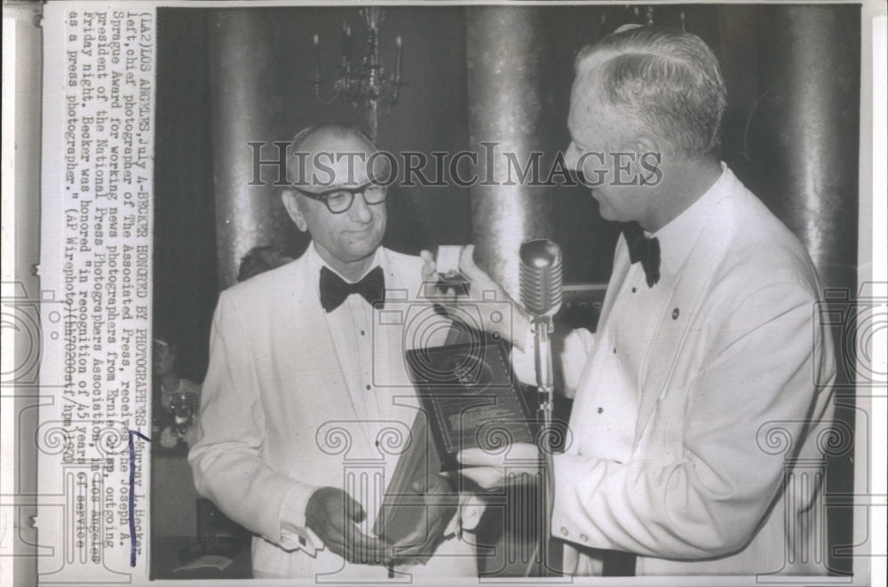 1970 Press Photo Murray Becker Chf Photographer Of Assoc Press Gets Joseph A - Historic Images