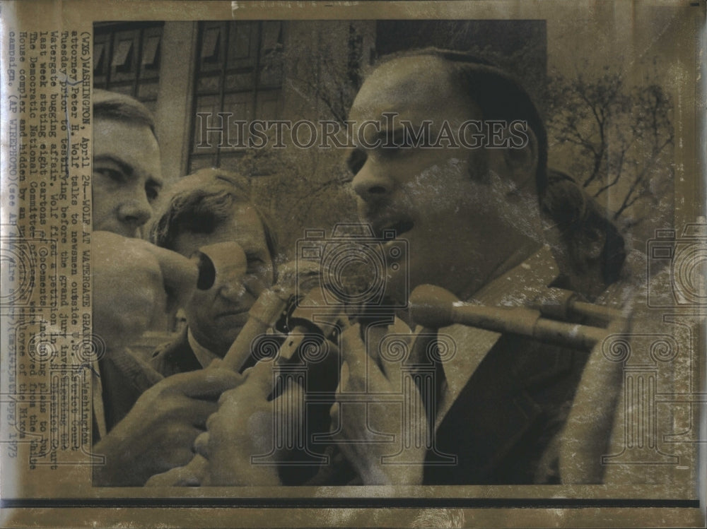 1973 Press Photo Peter Wolf Talks with Newsmen out side Detroit court - Historic Images