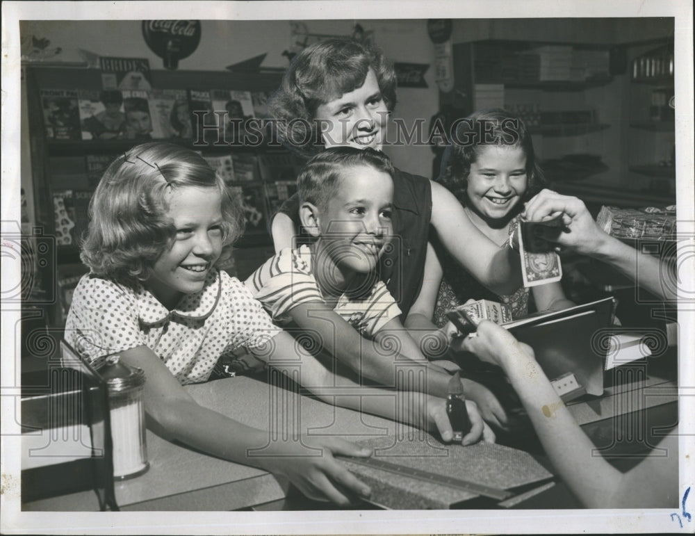 1954 Press Photo School Children Buying School Supplies - Historic Images