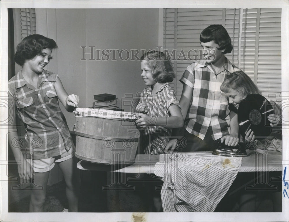 Press Photo Wittatruck Kids Doing Luandry 1960&#39;s - Historic Images