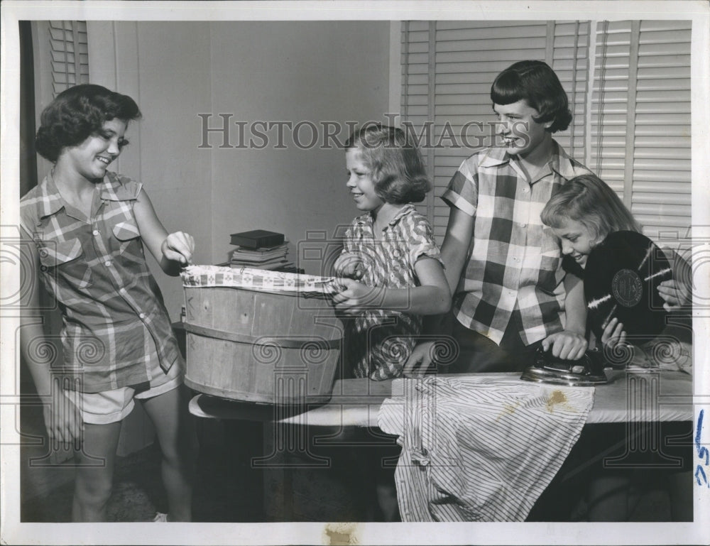 Press Photo Wittatruck Kids Doing Luandry 1960's - Historic Images