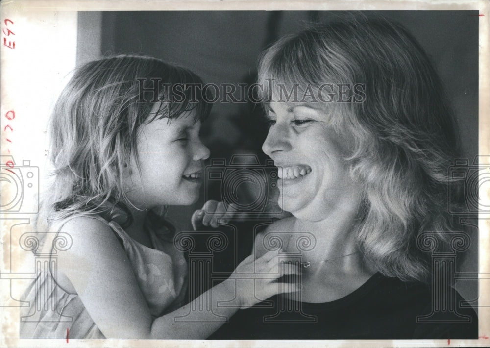 1983 Press Photo Union Rallies To Help Little Blind Girl's With Eye Operation - Historic Images