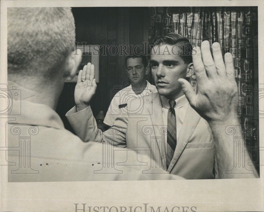 1966 Press Photo Donald Woghemuth Swearing In After Being Drafted Into Vietnam - Historic Images