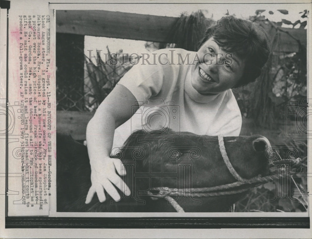 1969 Press Photo Black Angus Steer And New Owner In Melbourne FL Housewife - Historic Images