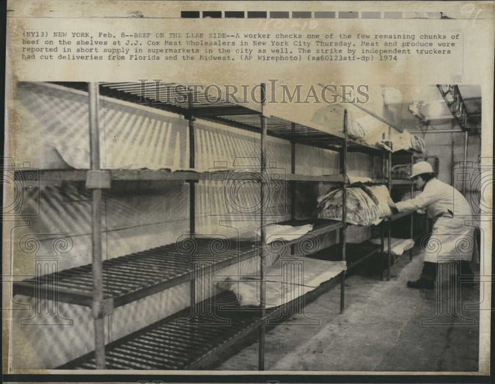 1974 Press Photo Worker Checking On Chunks Of Beef J. J. Cox Meat Wholesalers - Historic Images