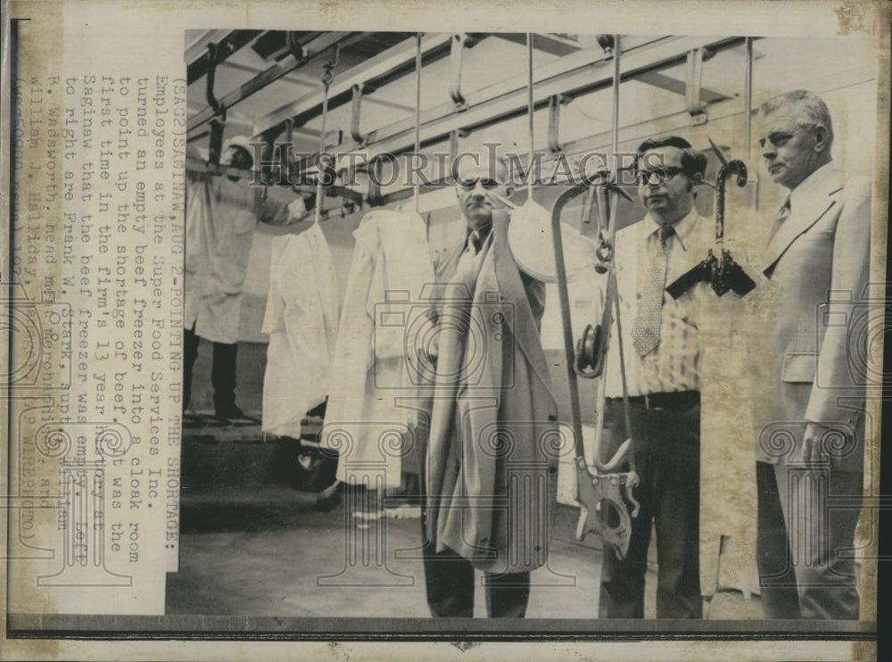 1973 Press Photo Supermarket Workers Hang Coats On Meat Hooks Beef Crisis - Historic Images